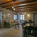εn Plo Luxury מלון דירות Karavostásion