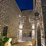 εn Plo Luxury Karavostásion