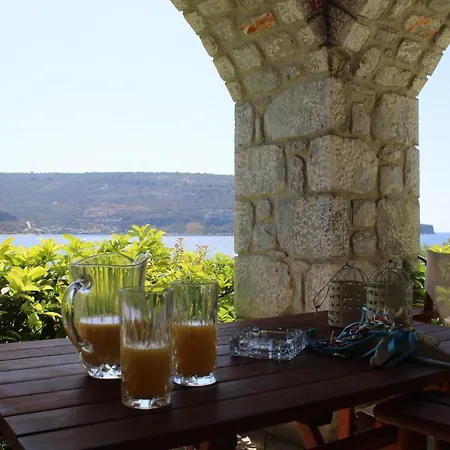 εn Plo Luxury Karavostásion