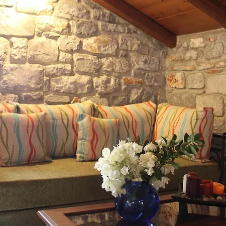 Aparthotel εn Plo Luxury Karavostásion