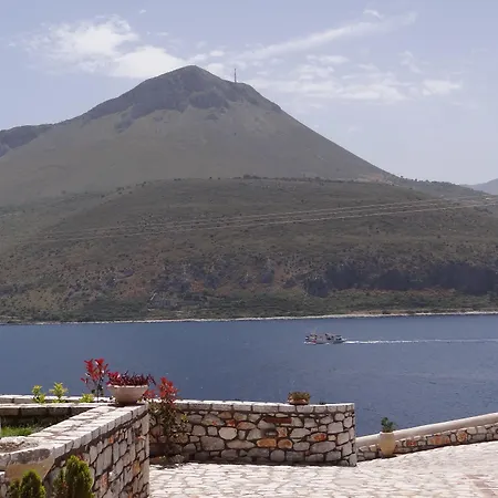 εn Plo Luxury Karavostásion