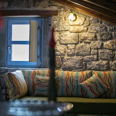 Aparthotel εn Plo Luxury Karavostásion