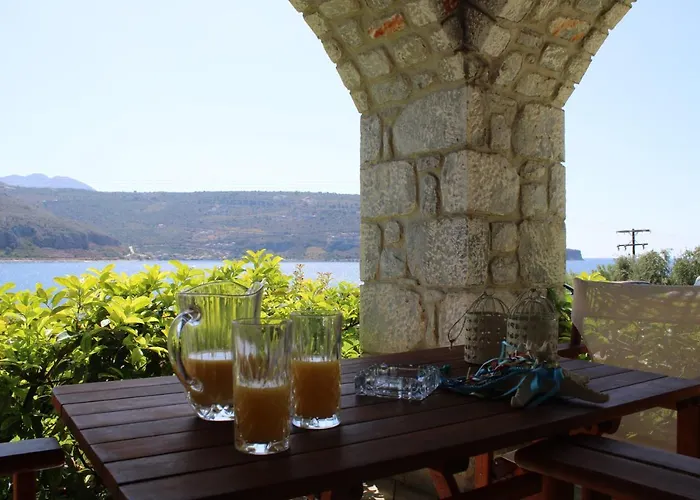 εn Plo Luxury Karavostásion