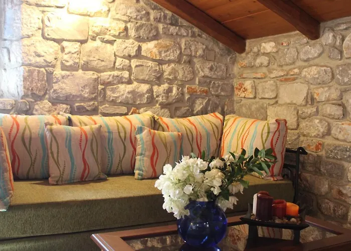 Aparthotel εn Plo Luxury Karavostásion