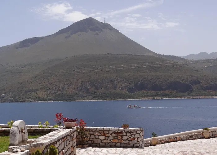 εn Plo Luxury Karavostasi (East Mani)